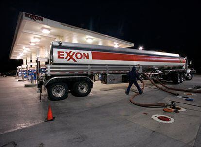 Un trabajador entrega combustible a una gasolinera de Exxon en Keller, Tejas.