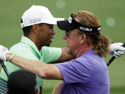 Tiger Woods y Jiménez se saludan en el campo de prácticas de Augusta.