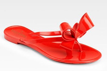 Chanclas de dedo rojo valentino (para eso son de Valentino) con un lazo rojo. Su precio es 249,97 euros.