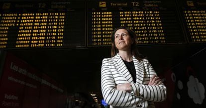 Elena Mayoral Corcuera, delante de los carteles anunciadores del área de salidas de la T-2 del aeropuerto Madrid-Barajas.