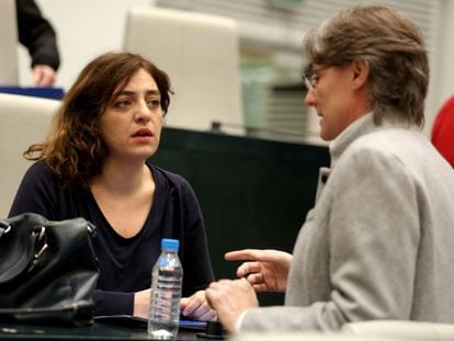 Celia Mayer (izquierda), ayer con la primera teniente de alcalde, Marta Higueras.