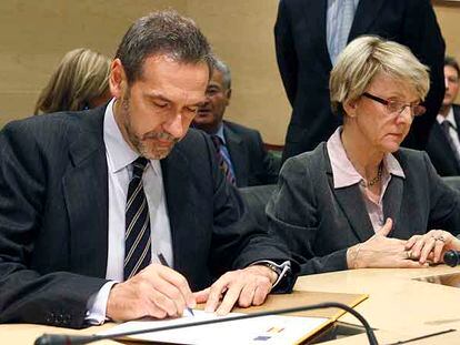 El conselleiro Fernández Antonio y la comisaria de Política Regional, Danuta Hübner, en la firma de los fondos.