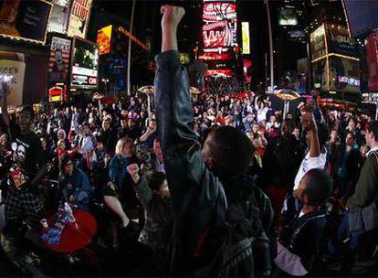 Una multitud aclama a Barack Obama anoche en Times Square, Nueva York.