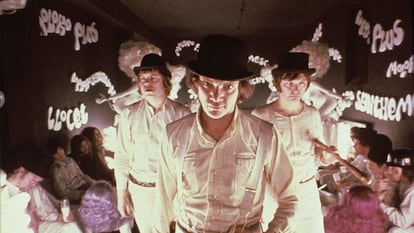 Malcolm McDowell, en el centro, en una imagen de 'La naranja mecánica'.