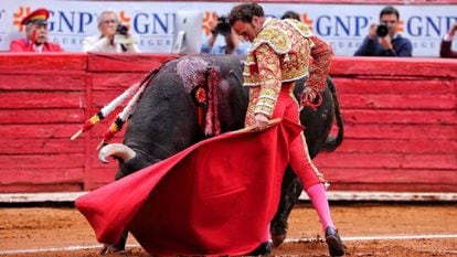 Antonio Ferrera torea al natural en la plaza México.