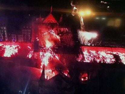 Imagen aérea de la estructura abrasada de la cubierta de la catedral.