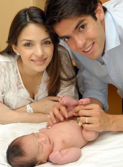 Kaká y su esposa presentan a su primer hijo, Luca.
