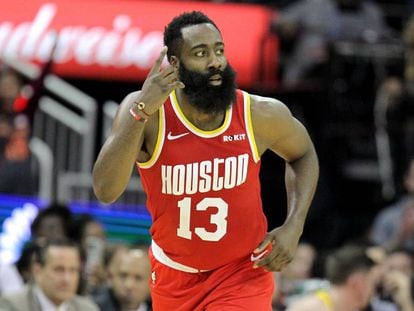 Harden celebra un triple ante Indiana.