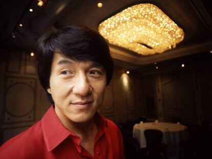 El actor chino más popular, Jackie Chan, luciendo su saludable cabellera.