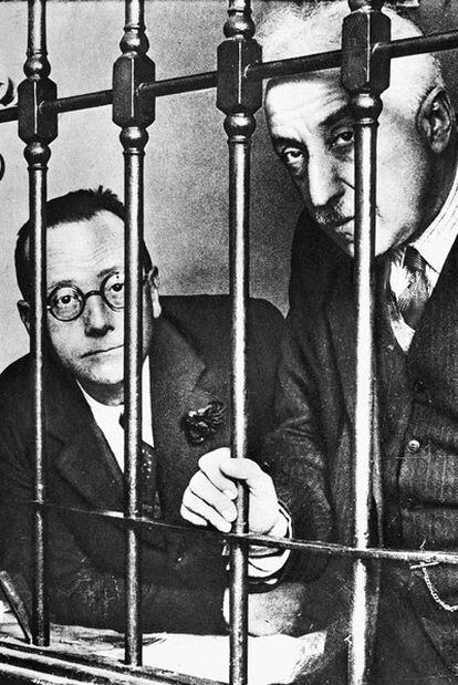 Niceto Alcalá-Zamora, a la derecha, en prisión en diciembre de 1930.