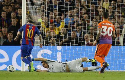 El jugador argentí del Barça Lionel Messi, just abans de marcar el primer gol del partit.
