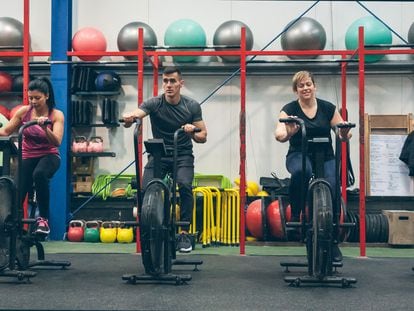 Un grupo de personas hacen bicicleta en el gimnasio.