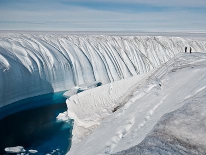 El agua cada vez más cálida acelera el deshielo de los casquetes polares.