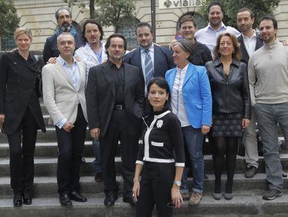 El elenco que llevará a escena 'La Traviata' posa ayer en Bilbao.