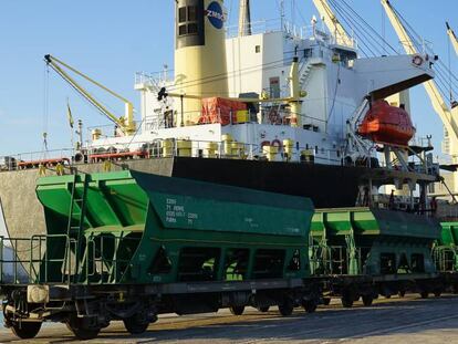 Barco y tren de carga en el Puerto de Tarragona. 