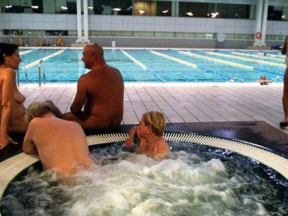 Usuaris fent nudisme a les piscines Picornell de Barcelona.
