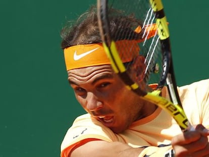 El tenista espa&ntilde;ol Rafa Nadal devuelve la pelota al escoc&eacute;s Andy Murray durante el partido de semifinales del torneo de tenis Masters 1000 de Montecarlo.