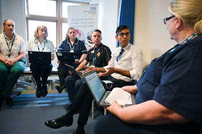Rishi Sunak, con personal de un centro de salud de Leeds (Reino Unido), este lunes.