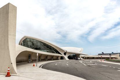 El emblemático edificio de la antigua terminal de la ya desaparecida línea aérea TWA en el aeropuerto JFK de Nueva York, inaugurado en 1962 y proyectado por el arquitecto estadounidense de origen finlandés Eero Saarinen, reabrirá sus puertas el 15 de mayo convertido en un hotel 'boutique' con 512 habitaciones (desde 220 euros la noche) ambientadas en los años sesenta, cuando los aeropuertos eran lugares glamurosos y los Beatles lanzaban su 'Love Me Do'. Información y reservas: <a href="https://www.twahotel.com/" target="_blank">twahotel.com</a>