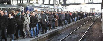 Decenas de trabajadores se agolpan en los andenes de la estación parisina de Saint-Lazare.