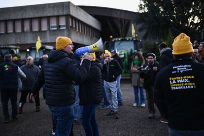 Agricultores franceses protestan a nivel nacional convocados por varios sindicatos agrarios en defensa de mejores salarios y menos impuestos.