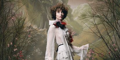 Miranda July, fotografiada por Autumn de Wilde para la campaña 0-i 2018 de Rodarte.