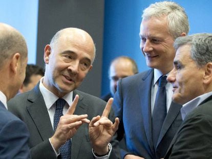 El ministro de Finanzas griego, Euclid Tsakalotos, junto a sus homólogos de Alemania y Francia y el comisario del ramo, Pierre Moscovici.