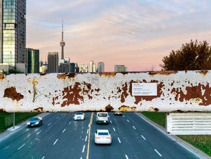 'Camino despejado', una de las falsas instalaciones artísticas de AusterityTo, en Toronto (Canadá).