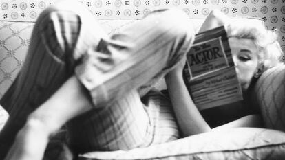 La actriz Marilyn Monroe leyendo el libro 'Sobre la técnica de la actuación', de Michael Chejov, en el hotel Ambassador de Nueva York en 1955.