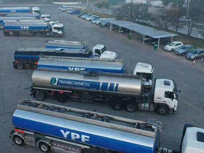Camiones cisterna en la refinería de La Plata de YPF, en Argentina.