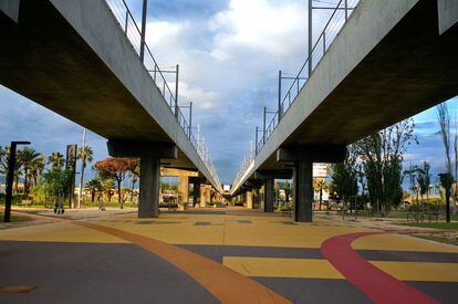 La L9 a su paso por la Zona Franca.