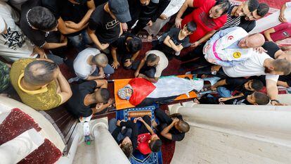 Entierro de Abdulrahman Khazem, uno de los palestinos muertos, este martes en la ciudad cisjordana de Yenín.