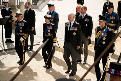 Carlos III junto a su hermana, la princesa Ana, seguido del príncipe Andrés, sin uniforme militar, y el príncipe Eduardo detrás del cortejo fúnebre de Isabel II, el 19 de septiembre. 2022 en Londres.
