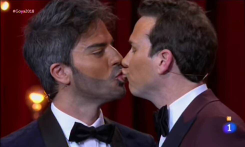 Ernesto Sevilla y Joaquín Reyes se besan en la boca durante un 'sketch' humorístico en la gala de los Goya 2018.