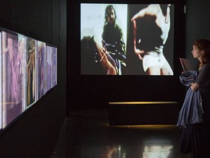 Videoinstalaciones de Eugenia Balcells en la exposici&oacute;n del Arts Santa M&ograve;nica.