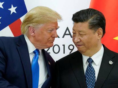 Donald Trump y Xi Jinping, presidentes de EE UU y China, se saludan en la &uacute;ltima reuni&oacute;n del G20, celebrada el pasado 29 de junio en Osaka (Jap&oacute;n)