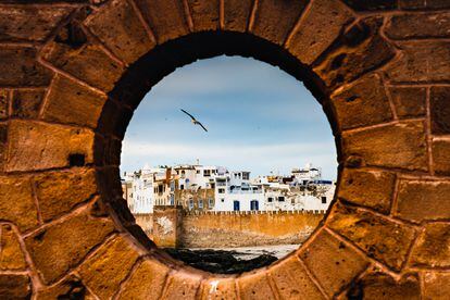 Vista de la ciudad de Esauira, en la costa sur de Marruecos, enmarcada por una de las troneras de sus murallas.