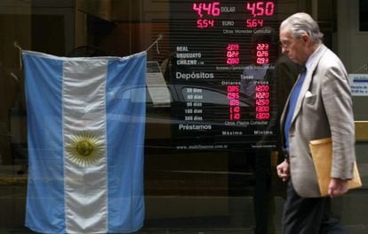 Un hombre pasa ante una casa de cambio de moneda en Buenos Aires 