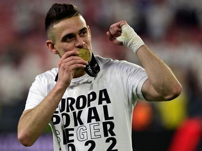 Frankfurt's Colombian striker Rafael Borre kisses his gold medal after winning the UEFA Europa League final football match between Eintracht Frankfurt and Glasgow Rangers at the Ramon Sanchez Pizjuan stadium in Seville on May 18, 2022. (Photo by JAVIER SORIANO / AFP)