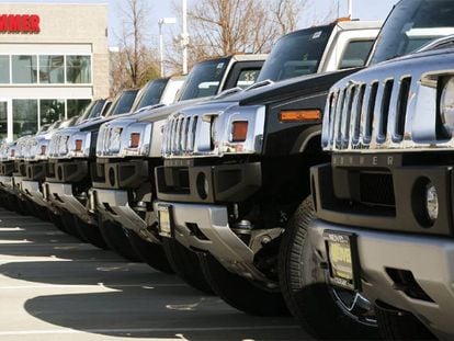 Camionetas del modelo Hummer, fabricadas por General Motors, esperan comprador en un concesionario de Denver (EE UU).