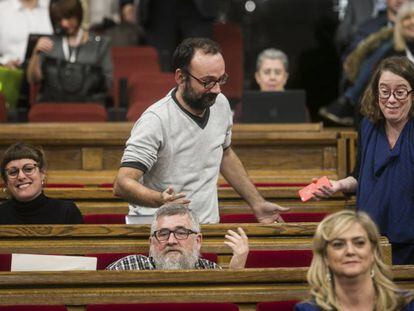 De izquierda a derecha los diputados de la CUP, Mireia Vehí, Benet Salellas y Eulàlia Reguant.