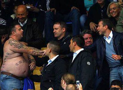 Roman Abramovich (a la derecha) saluda a un seguidor de su equipo durante el Chelsea-Fulham del pasado sábado.