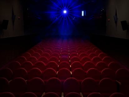 Un proyector ilumina las butacas del Cine Alfonsetti, en Betanzos, este pasado invierno.