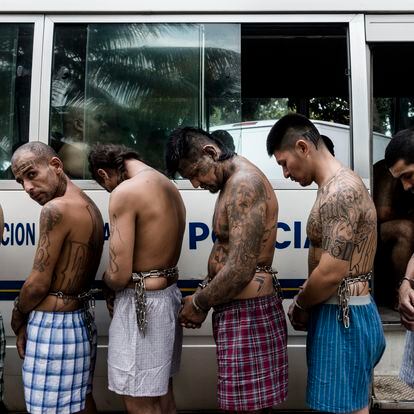 Un grupo de pandilleros detenidos en El Salvador, en 2016.