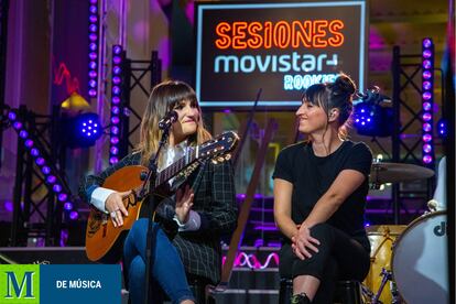 Rozalén y Valdivia, la segunda ganadora de 'Sesiones Movistar+ Rookies', en el escenario de 'Sesiones Movistar+'.