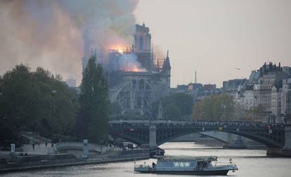 Incendio en la catedral de Notre Dame de París, este lunes.