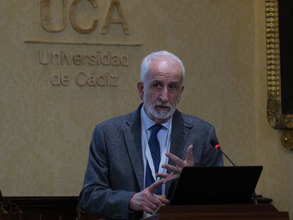 El académico de la lengua Salvador Gutiérrez Ordóñez, responsable del 'Diccionario Panhispánico de Dudas', en la Facultad de Medicina de Cádiz, este martes.