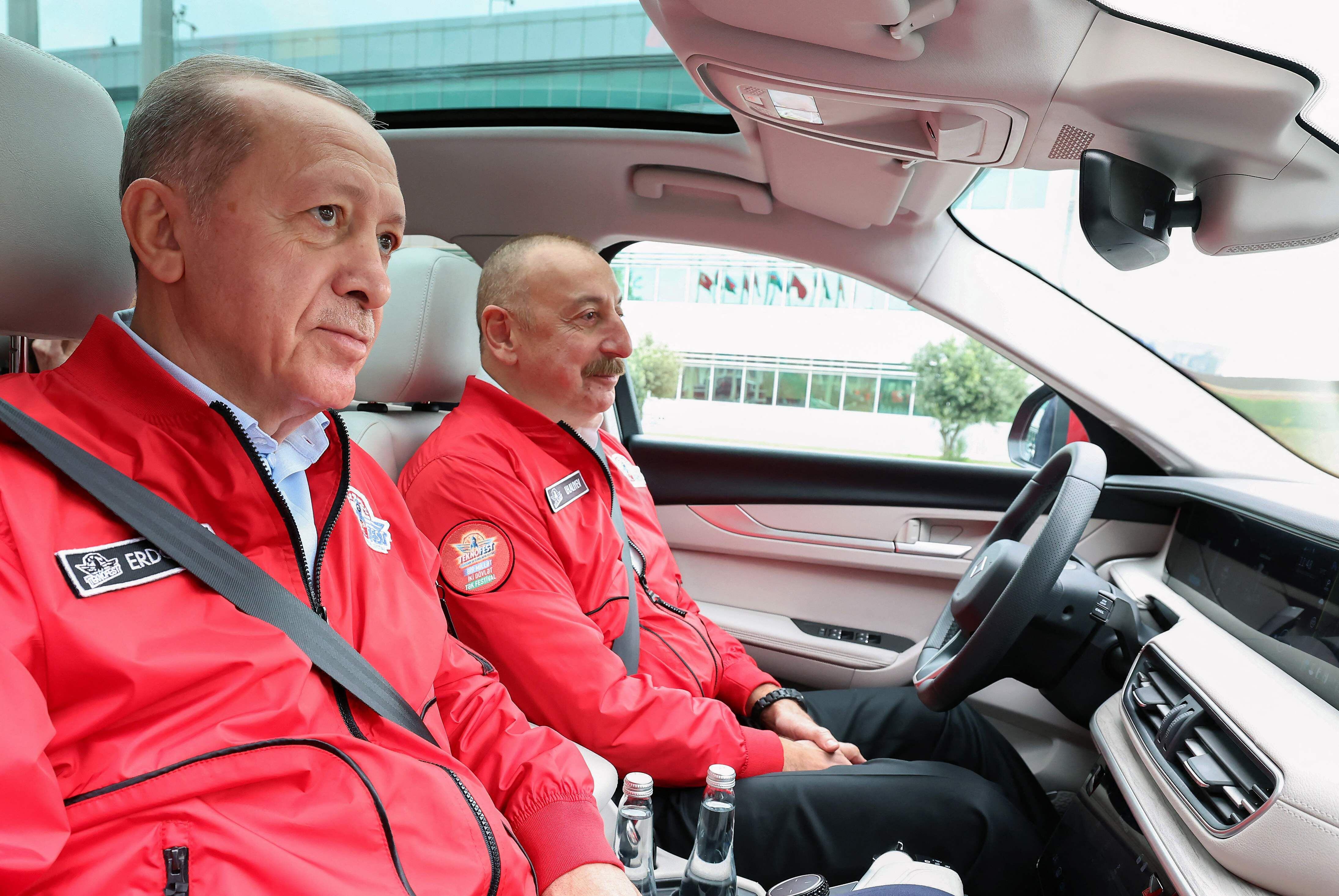 Erdogan (en primer término) y el presidente azerbaiyano, Ilham Aliyev, a finales de abril en un TOGG.