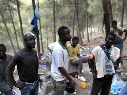 Inmigrantes subsaharianos en el monte Gurug&uacute; (Marruecos), el pasado agosto. 