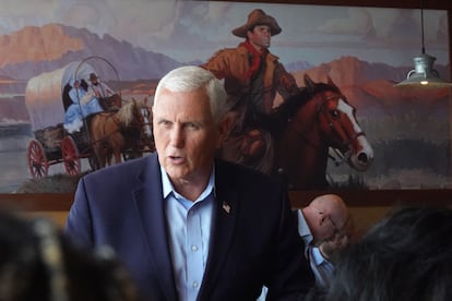 Mike Pence, durante un acto de campaña en un restaurante de Waukee, Iowa, es un joven. 